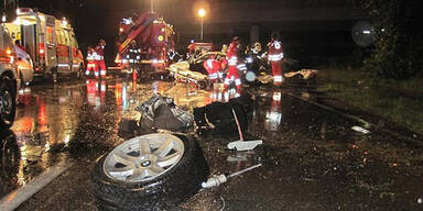 16-Jähriger tot: BMW von Baum gespalten