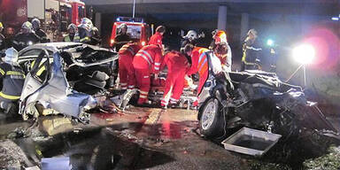 16-Jähriger tot: BMW von Baum gespalten