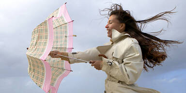 Wetter Sturm Regenschirm Frau