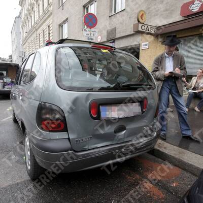 Mercedes rast in Wiener Schanigarten