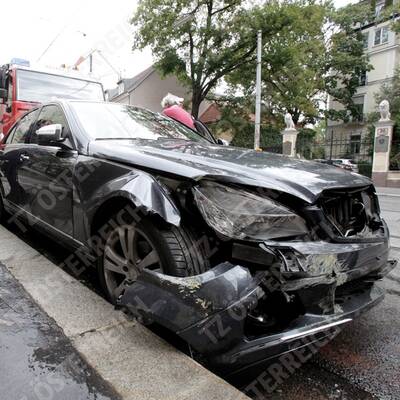 Mercedes rast in Wiener Schanigarten