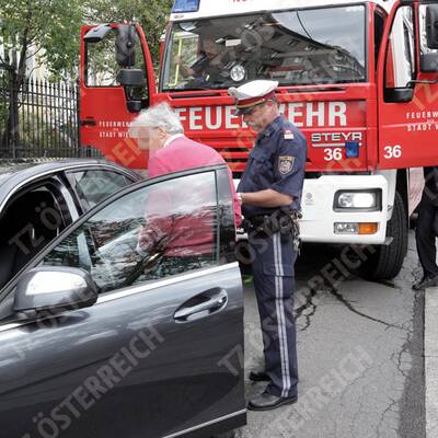 Mercedes rast in Wiener Schanigarten