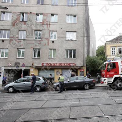 Mercedes rast in Wiener Schanigarten