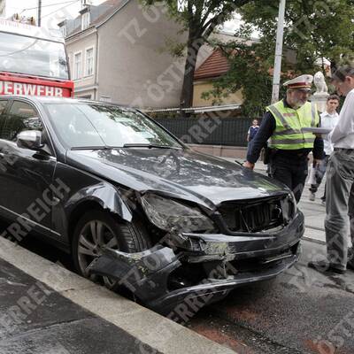 Mercedes rast in Wiener Schanigarten