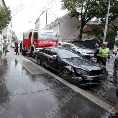 Mercedes rast in Wiener Schanigarten