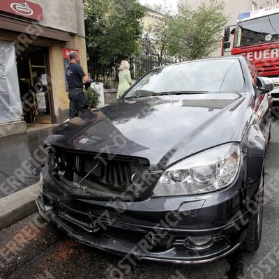 Mercedes rast in Wiener Schanigarten