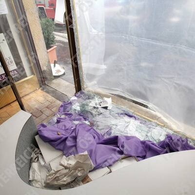 Mercedes rast in Wiener Schanigarten