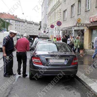 Mercedes rast in Wiener Schanigarten
