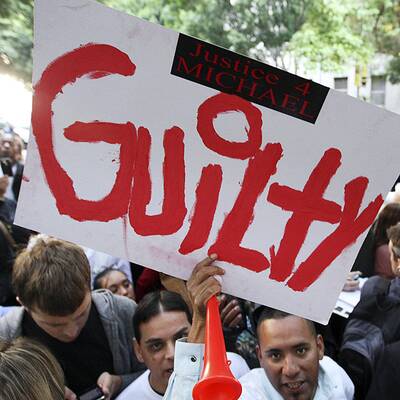 Jacksons Familie betritt das Gerichtsgebäude