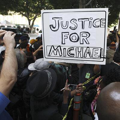 Jacksons Familie betritt das Gerichtsgebäude