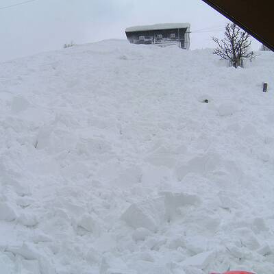 Maria Alm: Lawine begräbt Wohnhaus unter 3 Meter Schnee