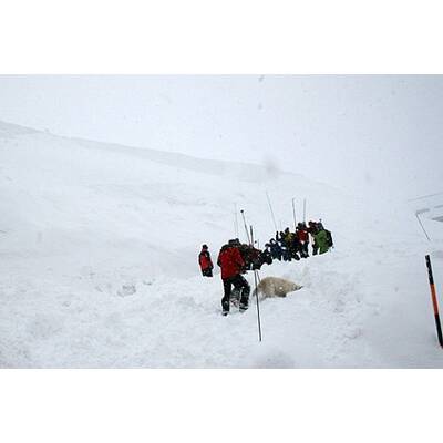 Lawine begräbt Zufahrt zu Alpenhotel St. Christoph unter sich