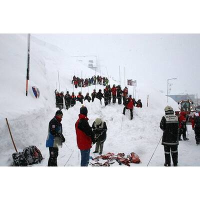 Lawine begräbt Zufahrt zu Alpenhotel St. Christoph unter sich