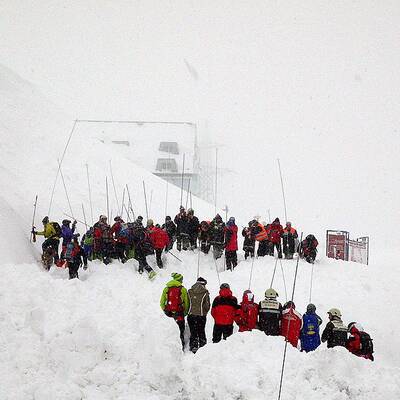 Lawine begräbt Zufahrt zu Alpenhotel St. Christoph unter sich