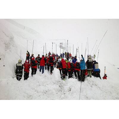 Lawine begräbt Zufahrt zu Alpenhotel St. Christoph unter sich