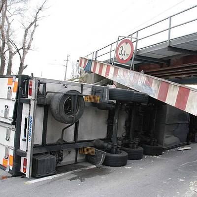 LKW voller Rinderhälften umgekippt: 3 Verletzte