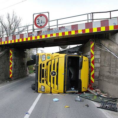 LKW voller Rinderhälften umgekippt: 3 Verletzte