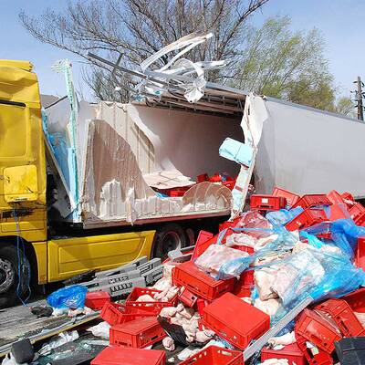 LKW voller Rinderhälften umgekippt: 3 Verletzte