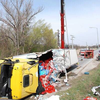 LKW voller Rinderhälften umgekippt: 3 Verletzte