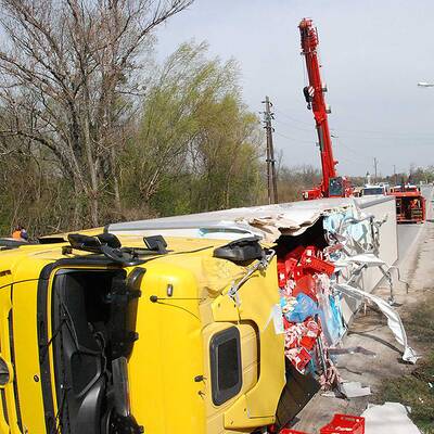 LKW voller Rinderhälften umgekippt: 3 Verletzte
