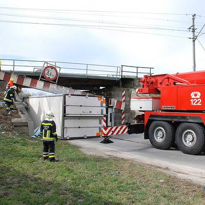 LKW voller Rinderhälften umgekippt: 3 Verletzte