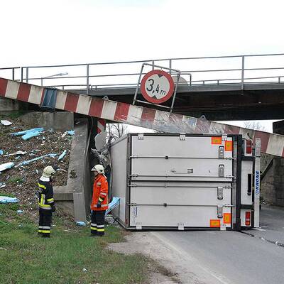 LKW voller Rinderhälften umgekippt: 3 Verletzte