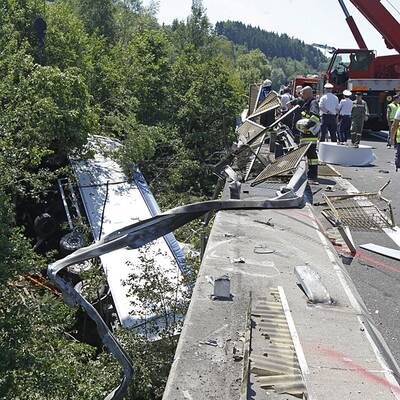 Sattelschlepper stürzt von A2: Lenker tot