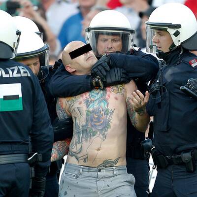 Am 8. Juni 2012 stürmten Hooligans das Spielfeld