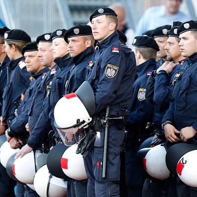 Am 8. Juni 2012 stürmten Hooligans das Spielfeld