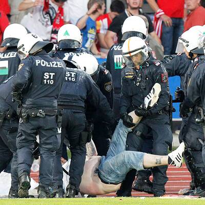 Am 8. Juni 2012 stürmten Hooligans das Spielfeld
