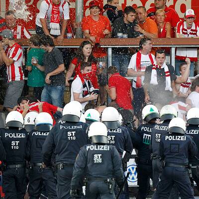 Am 8. Juni 2012 stürmten Hooligans das Spielfeld