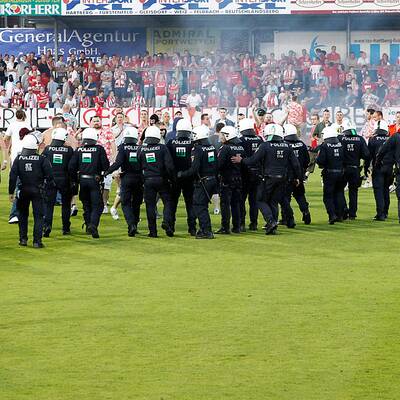 Am 8. Juni 2012 stürmten Hooligans das Spielfeld