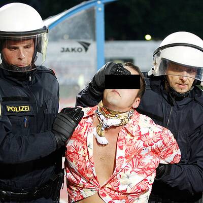 Am 8. Juni 2012 stürmten Hooligans das Spielfeld