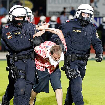 Am 8. Juni 2012 stürmten Hooligans das Spielfeld