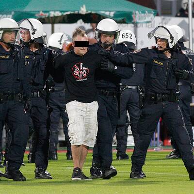 Am 8. Juni 2012 stürmten Hooligans das Spielfeld