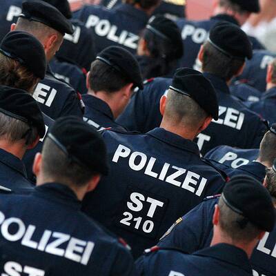 Am 8. Juni 2012 stürmten Hooligans das Spielfeld