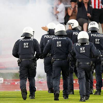 Am 8. Juni 2012 stürmten Hooligans das Spielfeld
