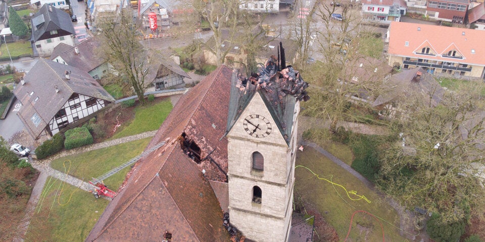Kirchturm nach Brand eingestürzt