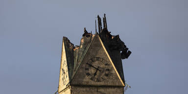 Kirchturm nach Brand eingest&uuml;rzt