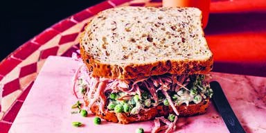 Erbsen-Schinken-Suppe in Brot