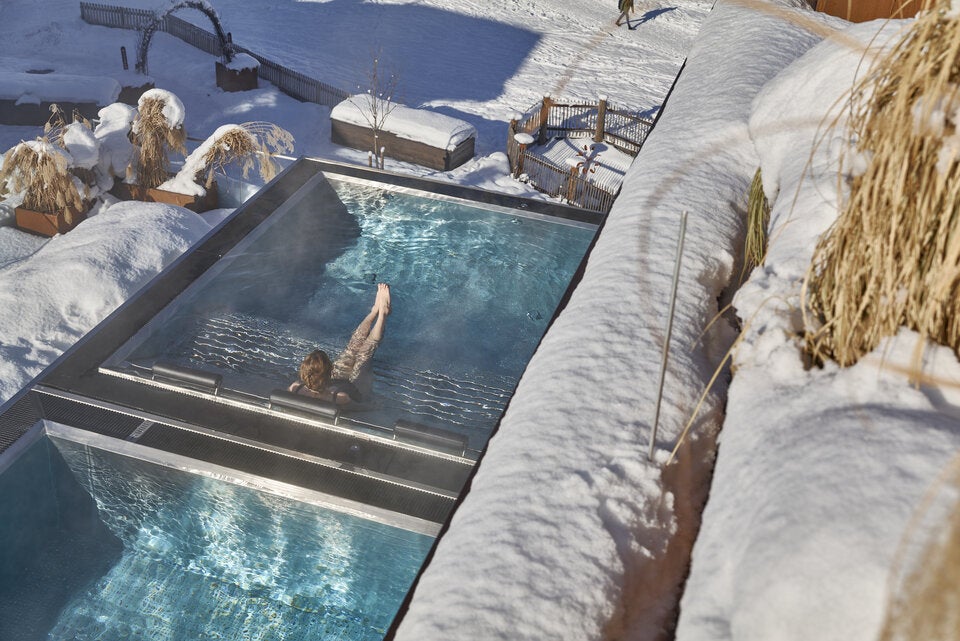 Relaxen im Pool inmitten der Schneelandschaft.