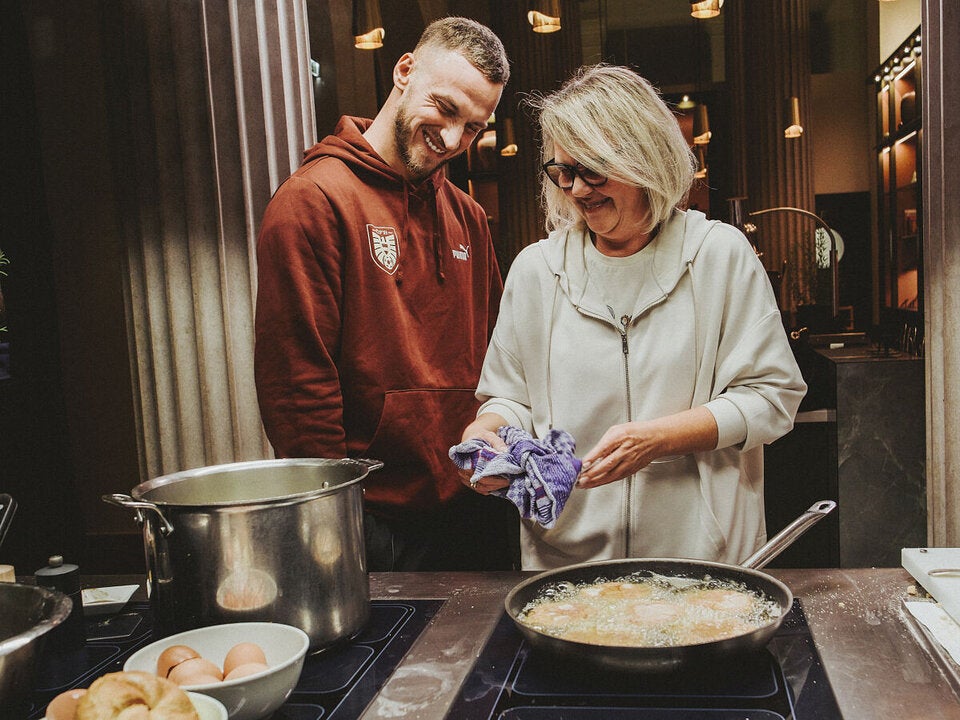 ÖFB-Rekordtorschütze Marko Arnautovic mit Mama Gabriela. 