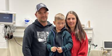 Yorik mit seinen Eltern, Manuel Stangl und Lisa Dallinger am Tag seiner OP im LK Klosterneuburg.&nbsp;&nbsp;