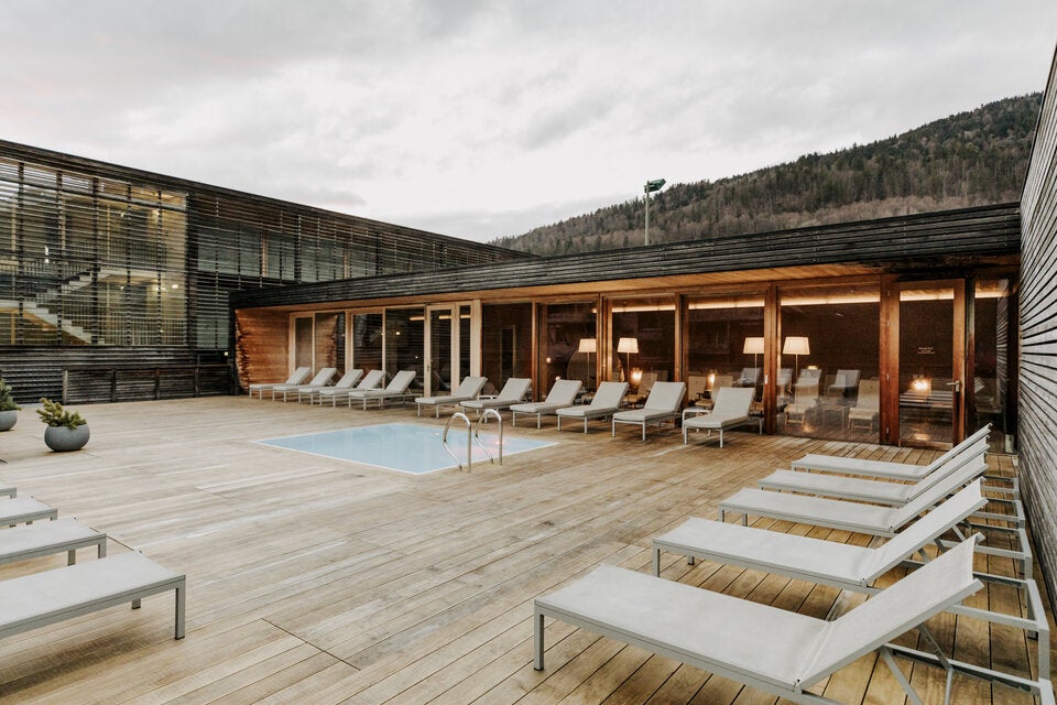 Unter Freiem Himmel Entspannen. Im warmen Whirlpool sorgen die sanften Unterwasserdüsen für eine wohltuende Massage mit Berg-Panoramablick