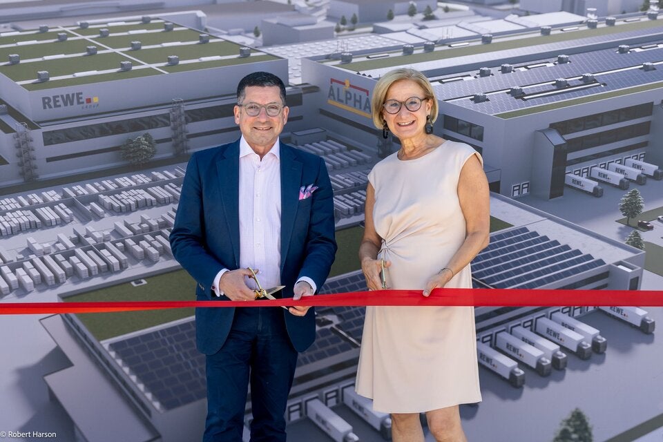 Startschuss für die Modernisierung des Logistikzentrums Wiener Neudorf: Marcel Haraszti, Vorstand der REWE International AG und Niederösterreichs Landeshauptfrau Johanna Mikl-Leitner