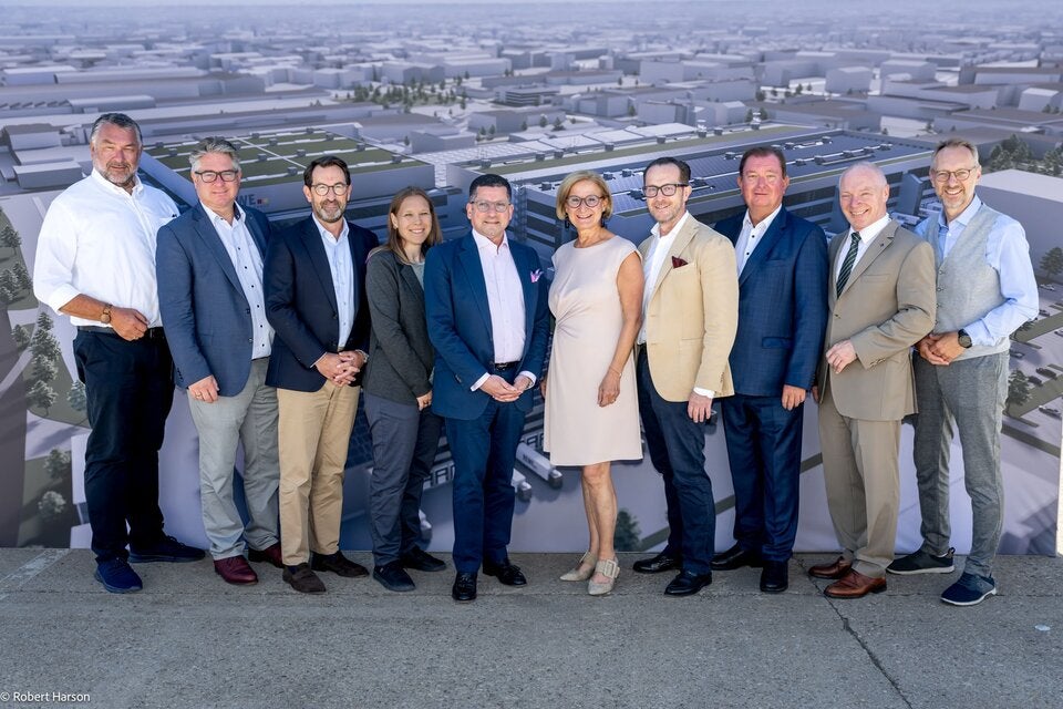 Rewe Group bekennt sich zum Wirtschaftsstandort Österreich: Hans Wimmer (Bürgermeister Biedermannsdorf), Robert Weber (Bürgermeister Guntramsdorf), Christian Hörner (Geschäftsführer Lager & Transport bei REWE International AG), Isabella Handler (Gesamtprojektleiterin ), Marcel Haraszti (Vorstand der REWE International AG), Johanna Mikl-Leitner (Landeshauptfrau), Robert Nagele (BILLA Vorstand), Herbert Janschka (Bürgermeister Wiener Neudorf), Helmut Miernicki (ecoplus), Martin Fassl (ecoplus).