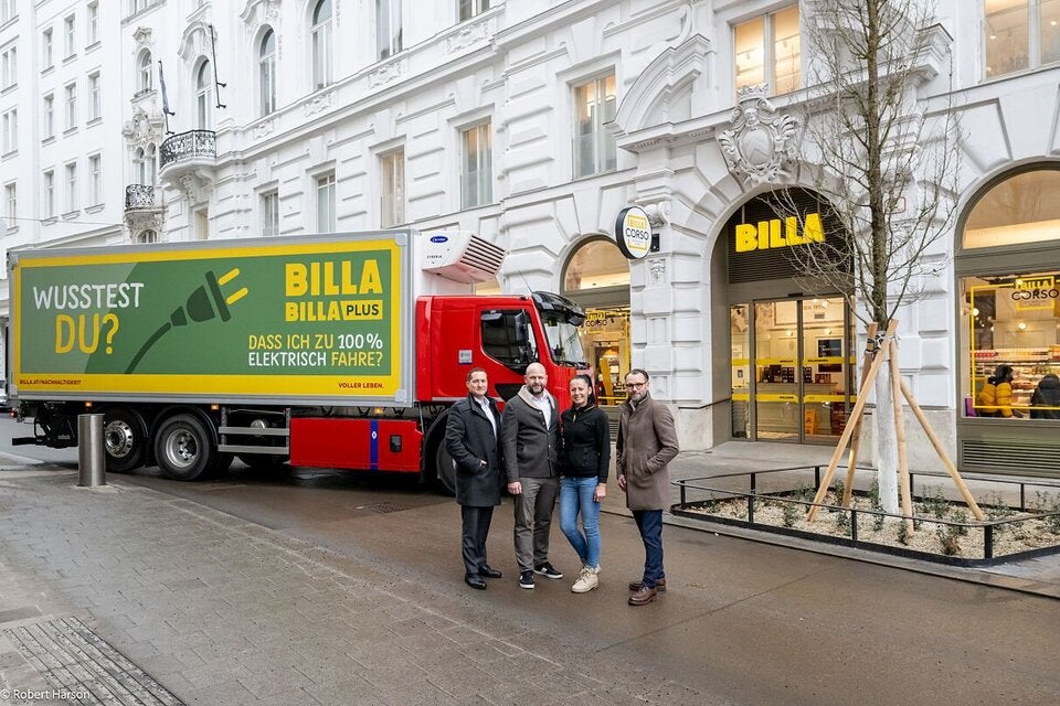 Rudolf Faux (BereichsleiterTransportmanagement REWE), Harald Mießner (BILLA Vorstand Vertrieb) und Andreas Streit (Bereichsleitung Nachhaltigkeit) mit BILLA Mitarbeiterin.