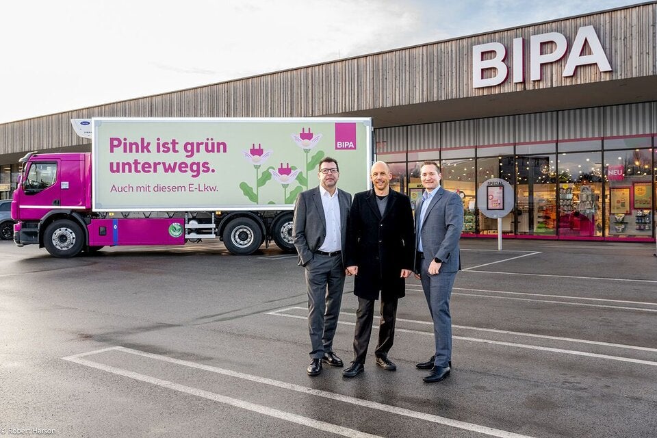 Markus Mokosch (Betriebsleiter Fuhpark Inzersdorf), Andreas Persigehl (Geschäftsführer BIPA) und Rudolf Faux (Bereichsleiter Transportmanagement REWE)
