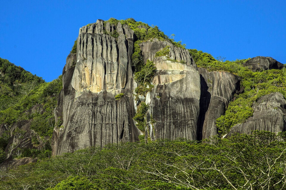 Granit. Die 42 Granitinseln sind aus einer einzigen Kontinentalmasse entstanden.