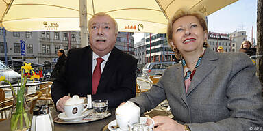 H&auml;upl und Jank am "Ort der Kommunikation"